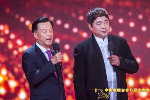 故宫博物院院长单霁翔、世茂集团董事局主席许荣茂在春晚舞台上。